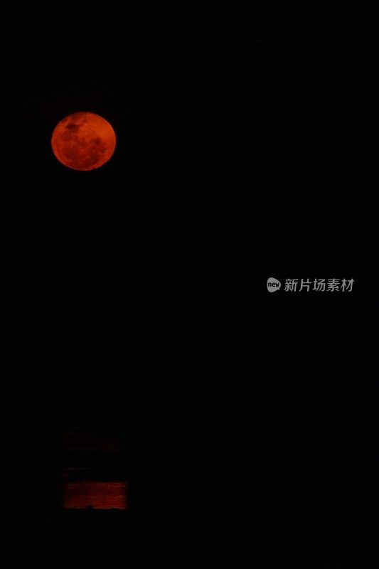 Red Moon